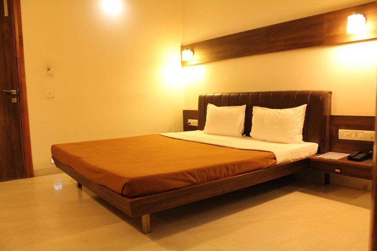 Hotel Grand 3D Bhuj Buitenkant foto